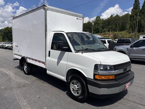 Used 2022 Chevrolet Express 3500 w/ Power Convenience Package RWD image 4