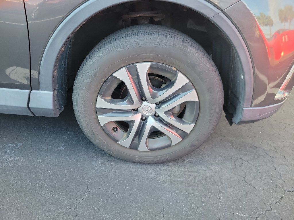 Used 2018 Toyota RAV4 LE FWD image 9