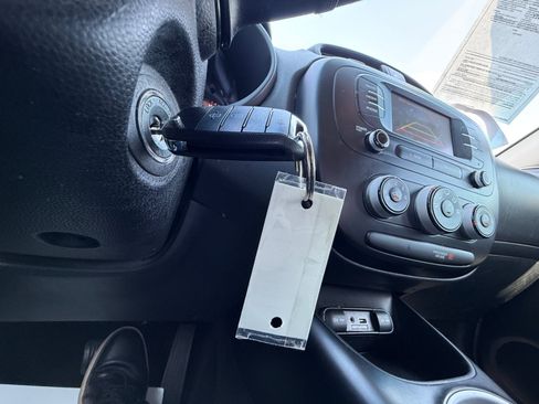 Used 2019 Kia Soul FWD image 30