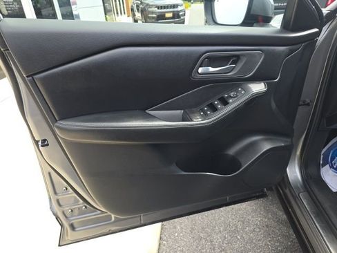 Used 2025 Nissan Rogue SV image 10