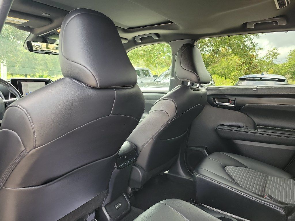 Used 2024 Toyota Highlander XSE FWD image 27