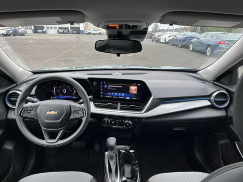 Used 2025 Chevrolet Trax LT image 32
