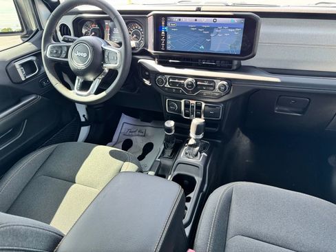 Used 2024 Jeep Wrangler Unlimited Sahara w/ Technology Group AWD/4WD image 12