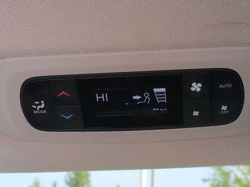Used 2023 Chrysler Pacifica Touring-L FWD image 23