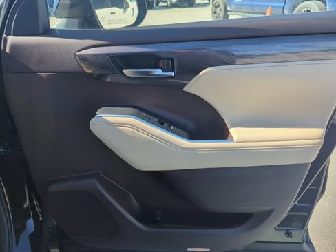 Used 2022 Toyota Highlander Platinum image 29