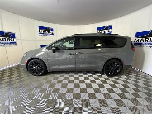 Used 2025 Chrysler Pacifica Limited image 10