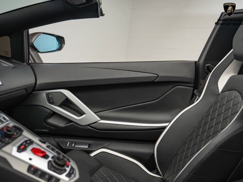 Used 2019 Lamborghini Aventador S image 38