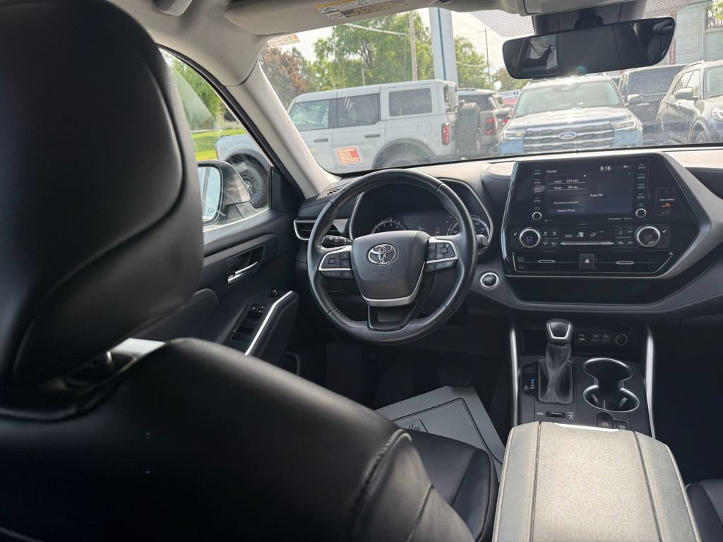 Used 2022 Toyota Highlander XLE AWD/4WD image 29