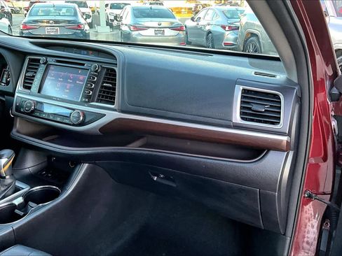 Used 2015 Toyota Highlander Limited image 18