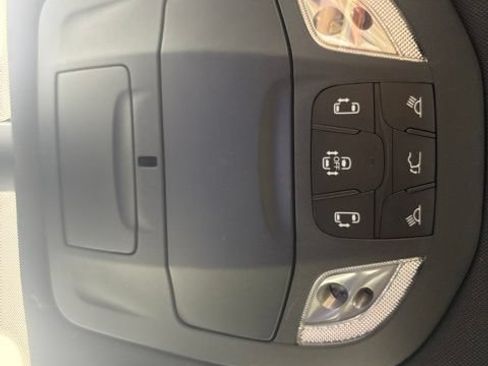 Used 2025 Chrysler Pacifica Select FWD image 12
