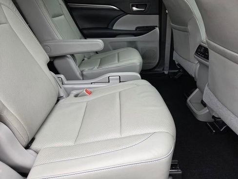 Used 2019 Toyota Highlander Limited Platinum AWD/4WD image 31