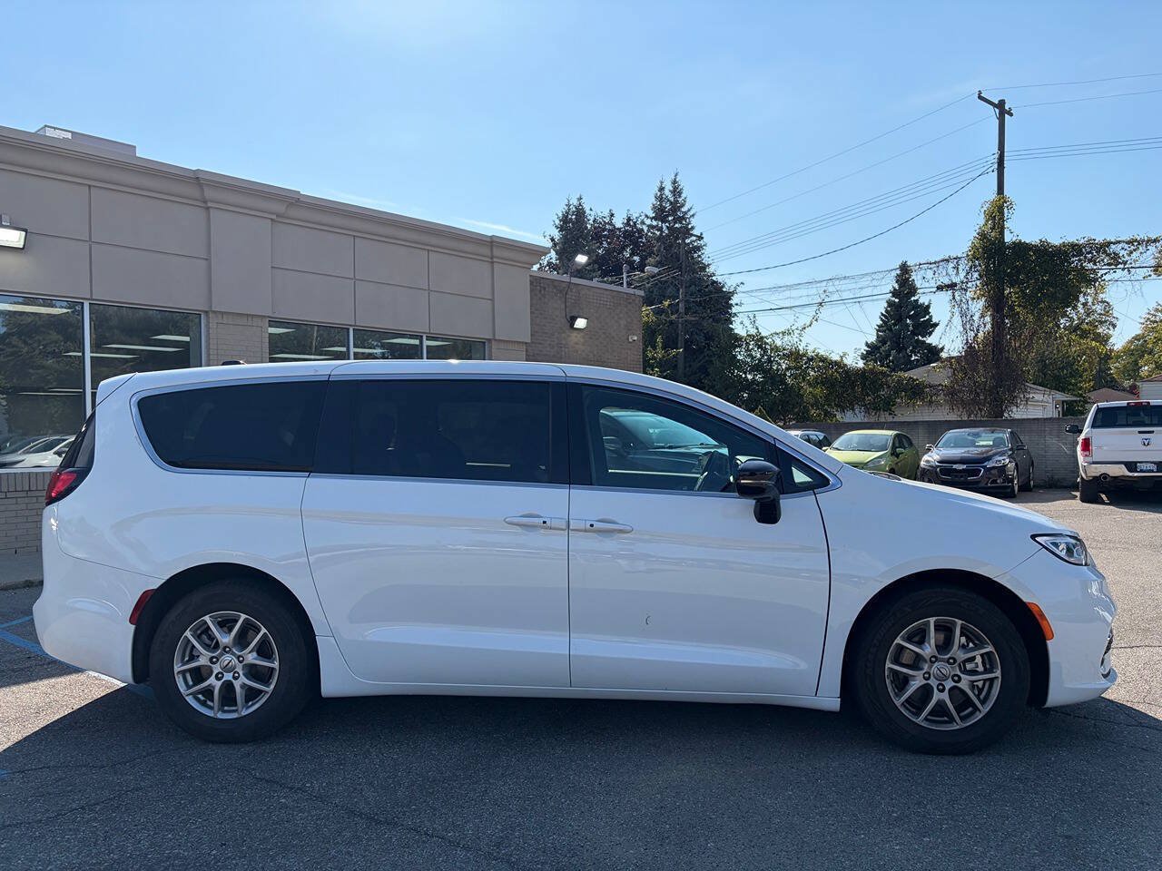Used 2025 Chrysler Pacifica Select FWD image 4