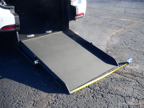 Used 2025 Chrysler Pacifica Select FWD image 4