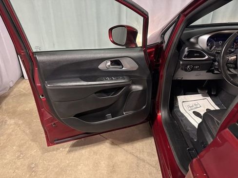 Used 2019 Chrysler Pacifica Touring-L Plus w/ Advanced Safetytec Group FWD image 2