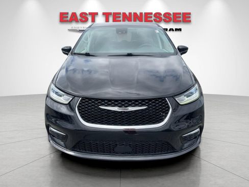 Used 2024 Chrysler Pacifica Touring-L FWD image 9
