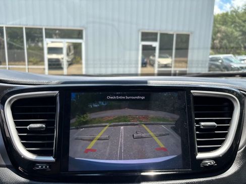 Used 2023 Chrysler Pacifica Touring-L FWD image 21