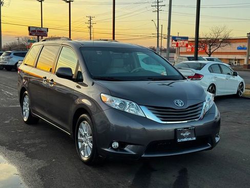Used 2012 Toyota Sienna XLE image 3