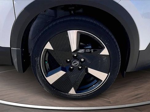 Certified 2025 Nissan Kicks SR image 9