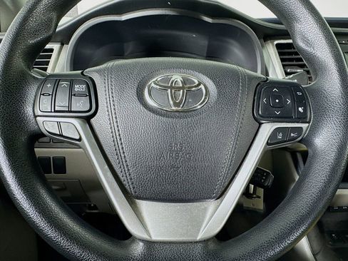 Used 2017 Toyota Highlander LE image 26