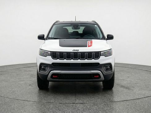Used 2025 Jeep Compass Trailhawk image 2