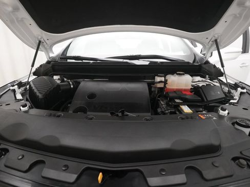 Used 2023 Buick Enclave Essence AWD/4WD image 3