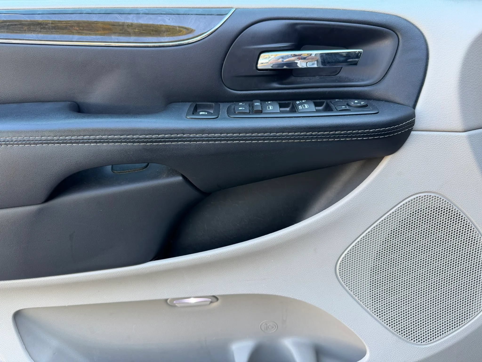 Used 2016 Chrysler Town & Country Touring-L FWD image 9