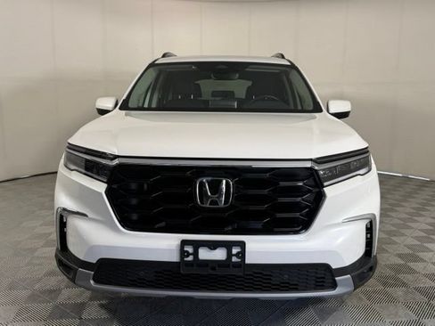 Used 2025 Honda Pilot Touring image 7