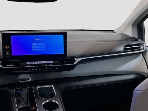 Used 2025 Toyota Sienna XLE image 21