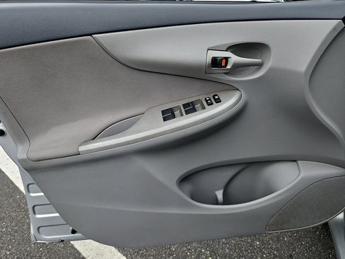 Used 2013 Toyota Corolla LE FWD image 13