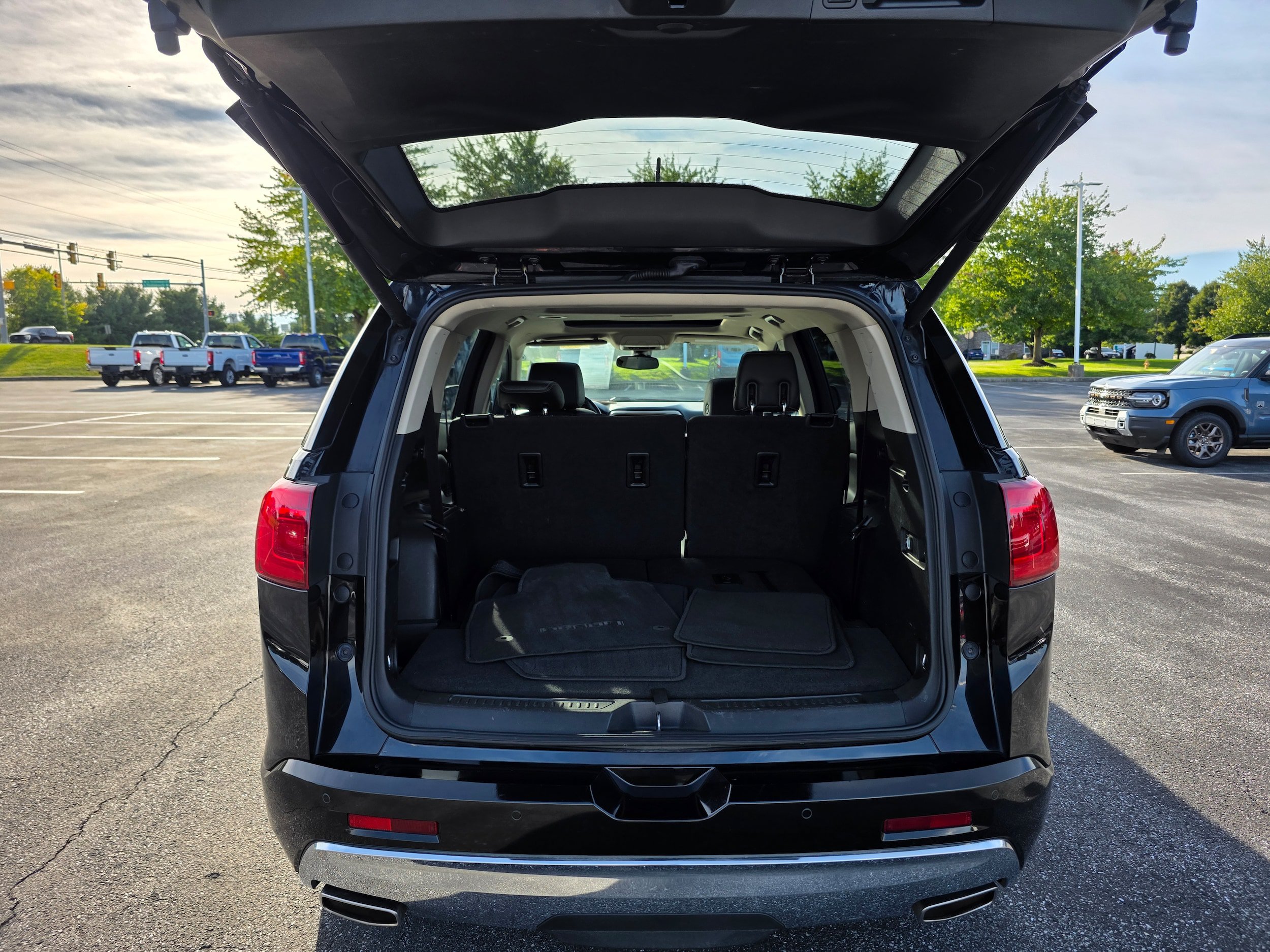 Used 2017 GMC Acadia Denali w/ Technology Package AWD/4WD image 9
