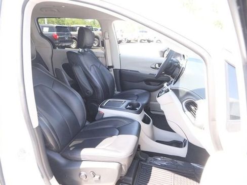 Used 2023 Chrysler Pacifica Touring-L w/ Uconnect Theater Family Group AWD/4WD image 28