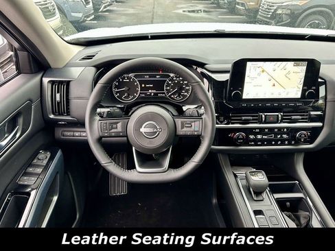 Used 2025 Nissan Pathfinder SL AWD/4WD image 4