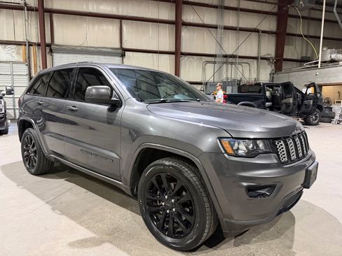 Used 2018 Jeep Grand Cherokee Altitude AWD/4WD image 2