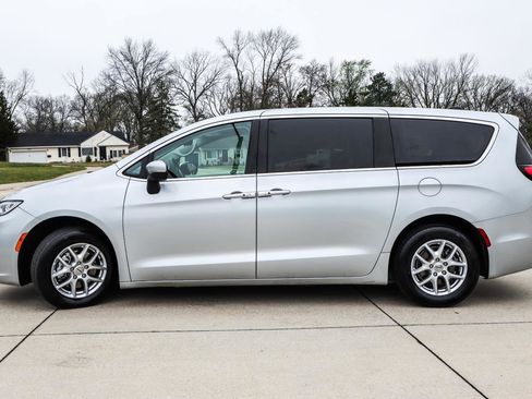 Used 2023 Chrysler Pacifica Touring-L image 4