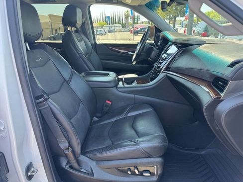 Used 2019 Cadillac Escalade ESV Luxury RWD image 13