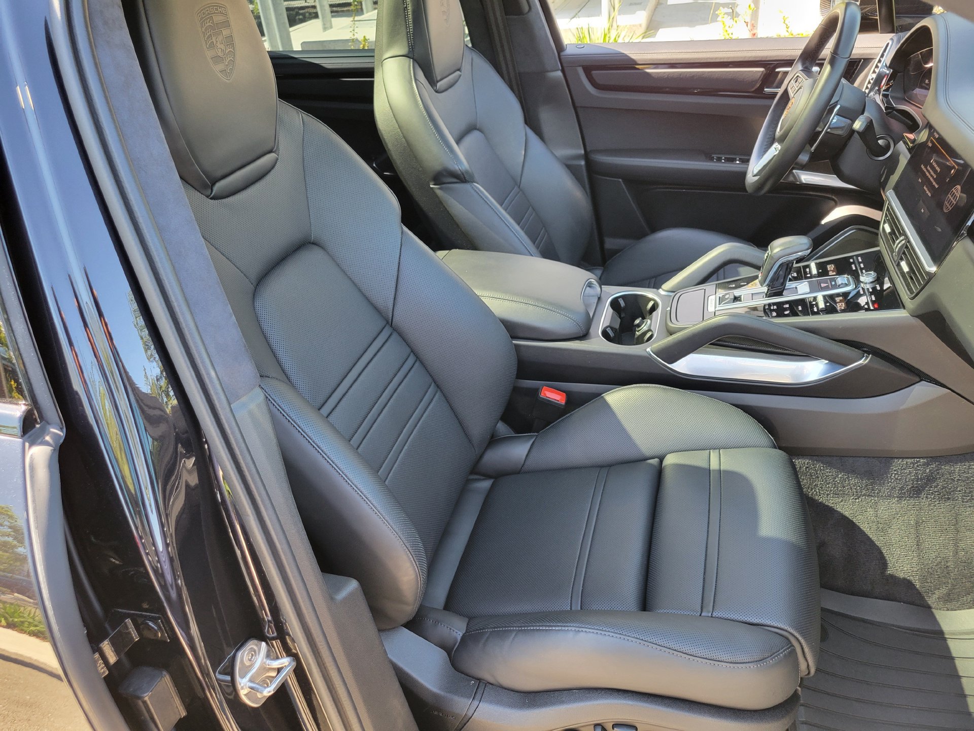 Certified 2022 Porsche Cayenne Turbo AWD/4WD image 29