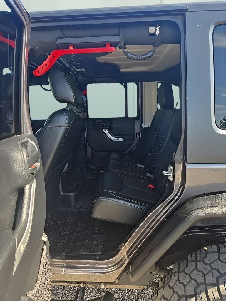 Used 2016 Jeep Wrangler Unlimited Rubicon AWD/4WD image 11