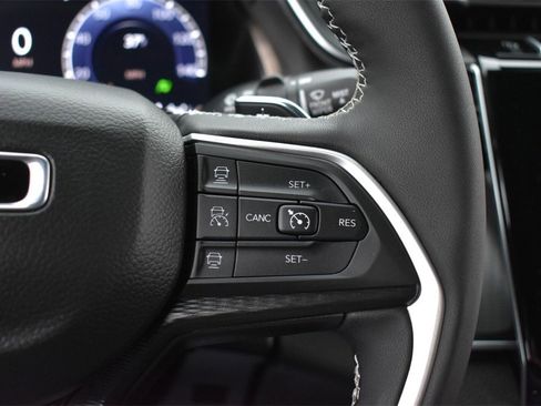 Used 2025 Jeep Grand Cherokee Laredo w/ Luxury Tech Group I image 14