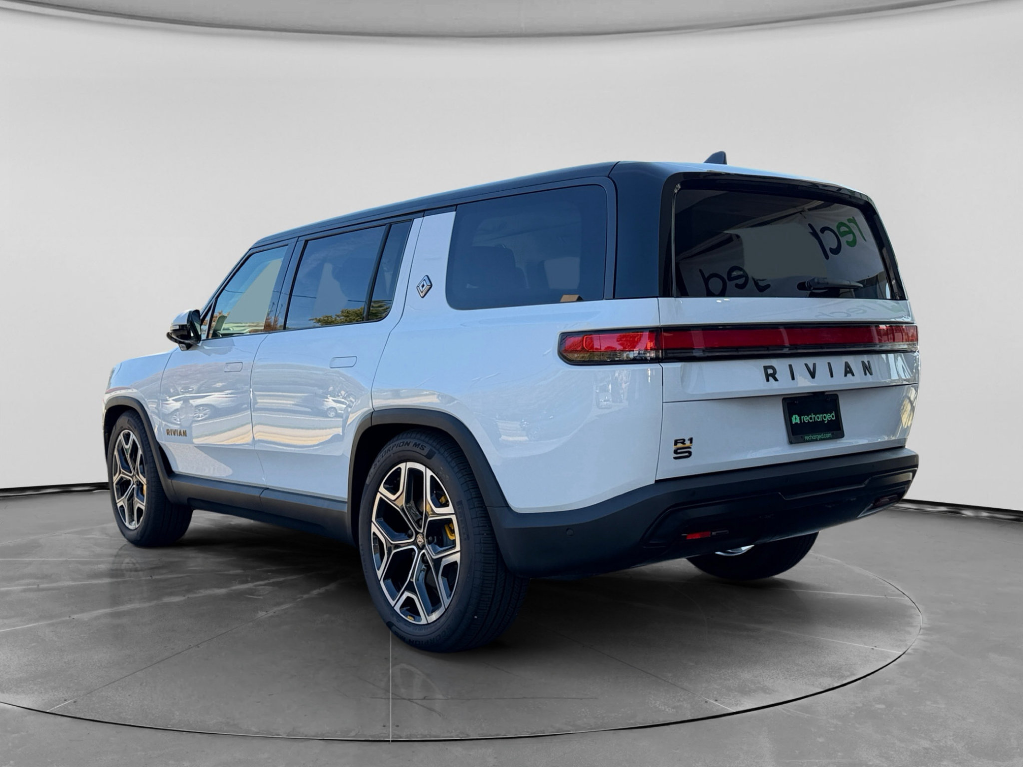 Used 2026 Rivian R1S Premium Tri AWD/4WD image 2