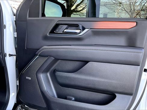 Used 2025 GMC Yukon XL Denali w/ Sun & Power Step Package image 23