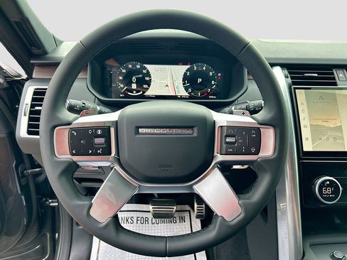 New 2025 Land Rover Discovery Dynamic SE image 29