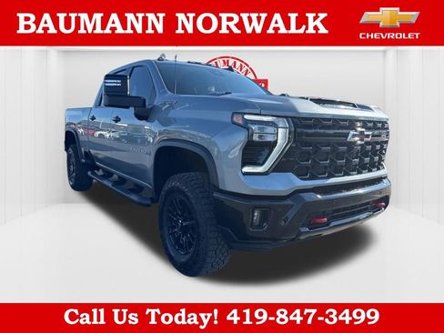 Used 2025 Chevrolet Silverado 2500 ZR2 w/ Technology Package AWD/4WD image 1