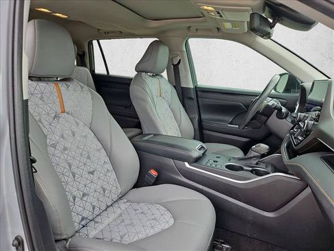 Used 2023 Toyota Highlander Bronze Edition FWD image 23