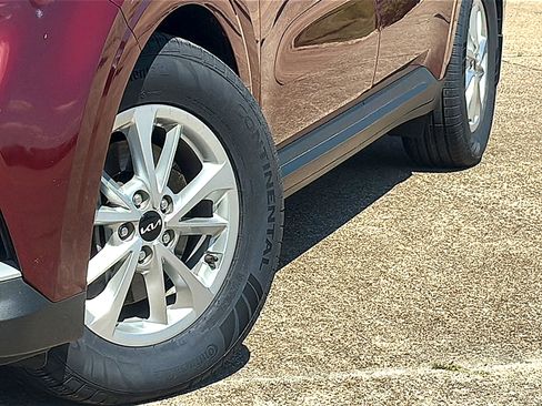 Used 2024 Kia Carnival LX image 3