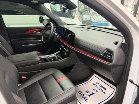 Used 2024 Chevrolet Traverse RS image 13