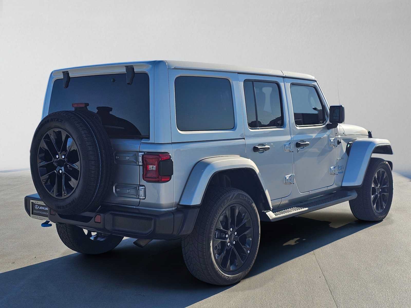 Used 2022 Jeep Wrangler Unlimited Sahara AWD/4WD image 3