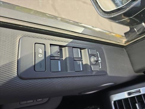 Used 2025 Land Rover Discovery Dynamic SE image 27