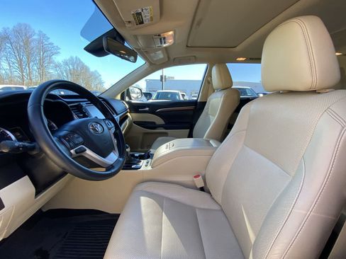 Used 2017 Toyota Highlander Limited image 23