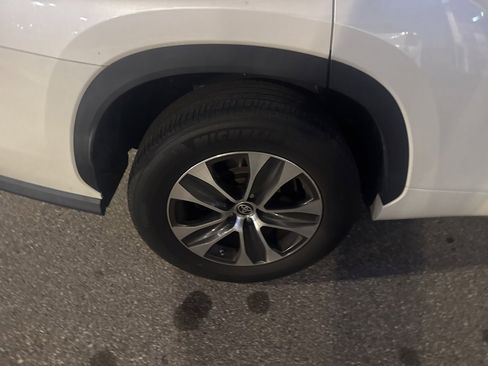 Used 2021 Toyota Highlander XLE image 10