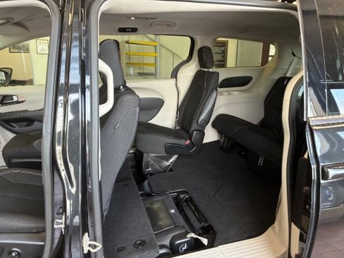 Used 2022 Chrysler Voyager LX FWD image 17